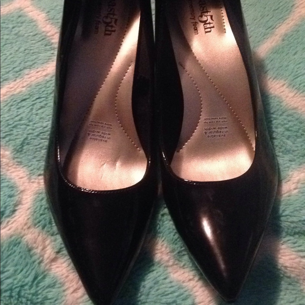 I am sell a good quality pair of high hills